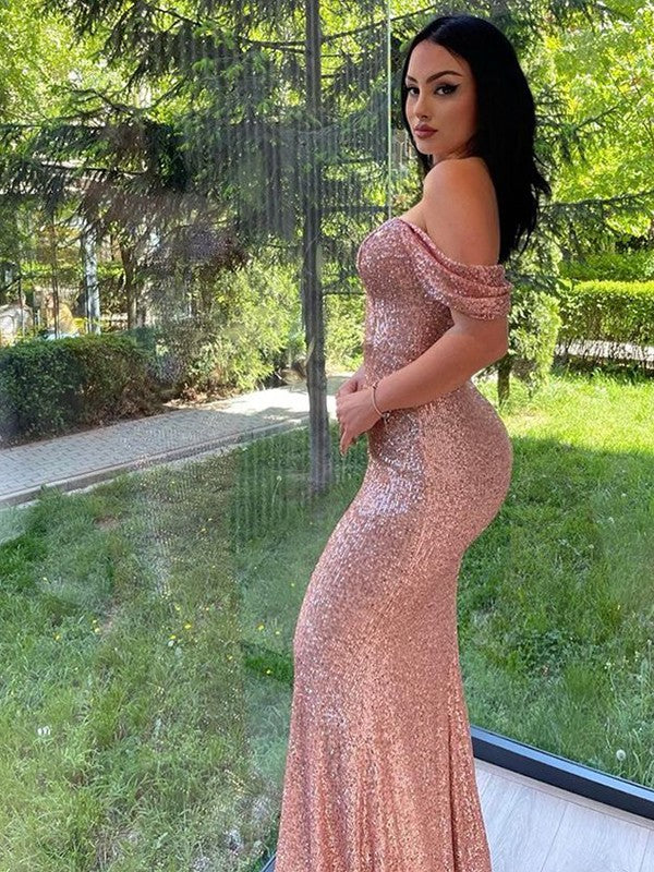 Vestidos con lentejuelas, hombros descubiertos, sin mangas y cola larga